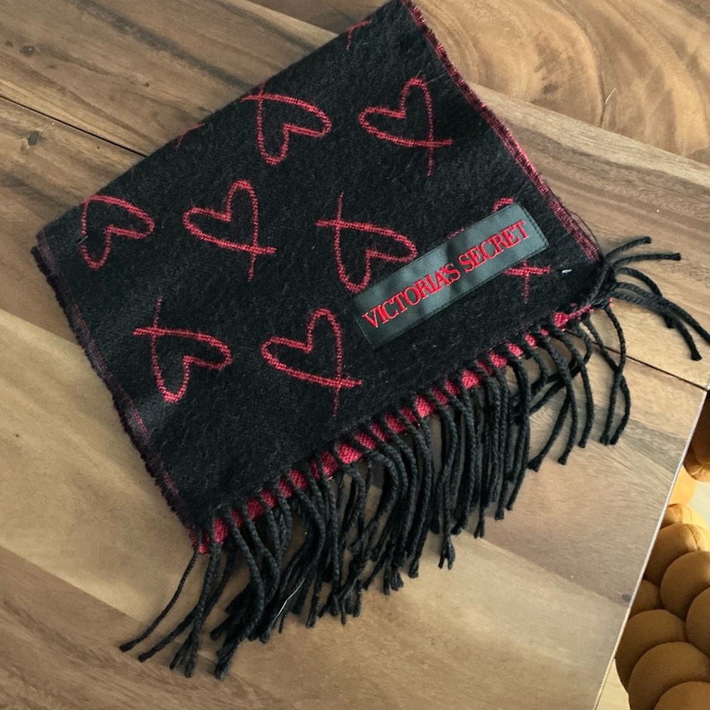 NEW Victoria's Secret Black &Red Heart Pattern Scarf